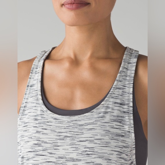 Lululemon On Track Tank in Tiger Space Dye Black White / Dark Carbon Sz 8! - Picture 4 of 13